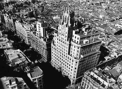 Imagen aérea del edificio de Telefónica en la Gran Vía madrileña, centro de los corresponsales durante la guerra.