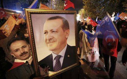 Un seguidor del AKP, anoche, con un retrato de Erdogan.