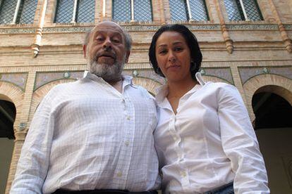 El director Francisco Suárez, y su hija  Alegría, tras una rueda de prensa en Sevilla en 2004.