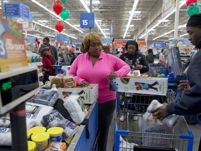 Clientes pagando en el cajero de un hipermercado de Walmart