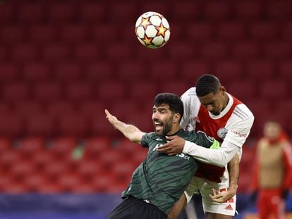 Sébastien Haller cabecea el balón en el partido de Champions contra el Sporting.