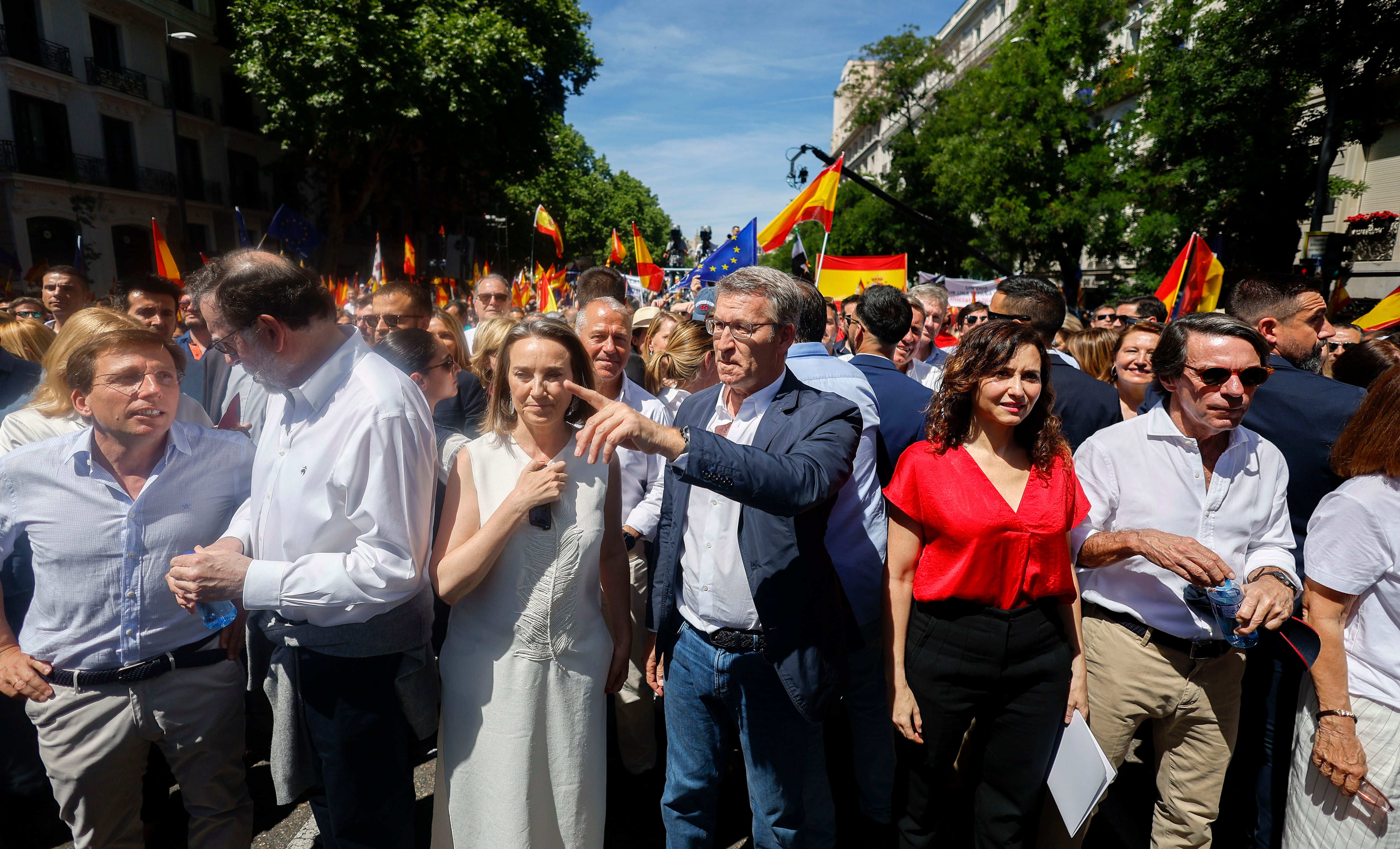 From the left, José Luis Martínez-Almeida, Mariano Rajoy, Cuca Gamarra, Alberto Núñez Feijóo, Isabel Díaz Ayuso and José María Aznar.