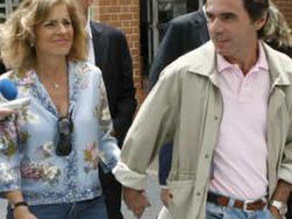 El ex presidente del Gobierno, José María Aznar, junto a su esposa Ana Botella, atiende a los medios a su salida del colegio electoral de la localidad madrileña de Pozuelo de Alarcón donde ha ejercido su derecho al voto para las elecciones europeas