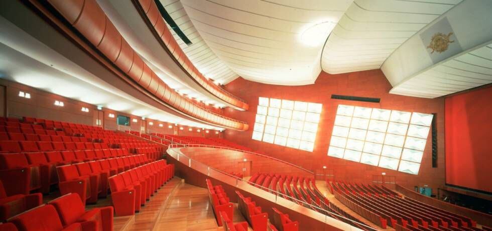 Las paredes del gran auditorio del Arcimboldi, que durante la reforma de la Scala de Milán acogió su programación, están forradas con madera pintada de rojo, mientras que el techo de yeso está diseñado para producir una acústica óptima. |