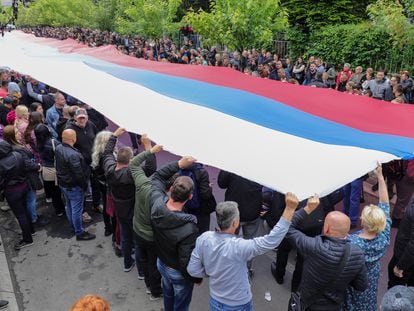 Ciudadanos serbokosovares despliegan una bandera gigante de Serbia durante una protesta en el municipio de Zvecan (norte de Kosovo), el 31 de mayo.