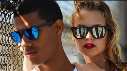 teoría precoz Apuesta Las gafas de sol superventas en Amazon de Hawkers son unisex, están  disponibles en color negro y nunca antes han estado tan baratas |  Escaparate | EL PAÍS