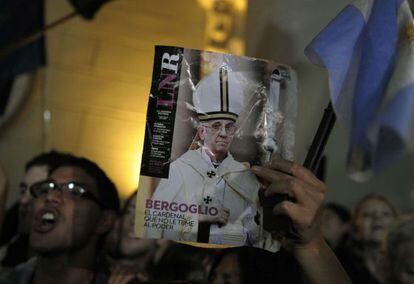 Una mujer sostiene una imagen del papa Francisco en la catedral metropolitana de Buenos Aires.