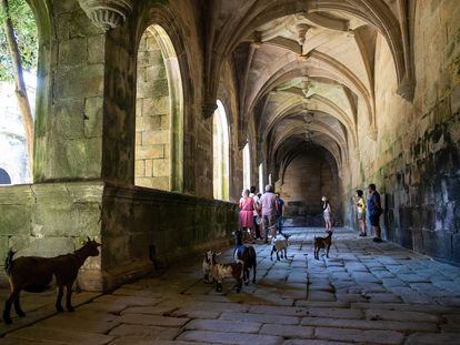 Claustro de Procesiones del Real Monasterio de Oia, durante una visita guiada que incluye la exposición de dibujos de los presos.