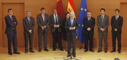 Valc&aacute;rcel (centro) durante la rueda de prensa donde ha presentado su dimisi&oacute;n como presidente de Murcia, para ser candidato a las europeas. 