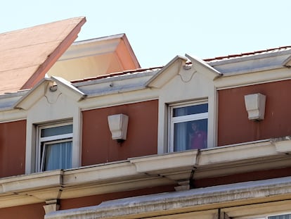 Un jugador del Fuenlabrada se asoma a la ventana de su habitación del hotel de A Coruña, donde se encuentran aislados los jugadores y el cuerpo técnico del equipo tras hallar varios positivos de coronavirus