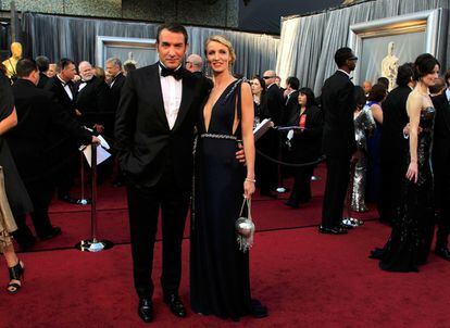 Jean Dujardin, protagonista de 'The Artist', llega a la alfombra roja acompañado de su esposa Alexandra Lamy.