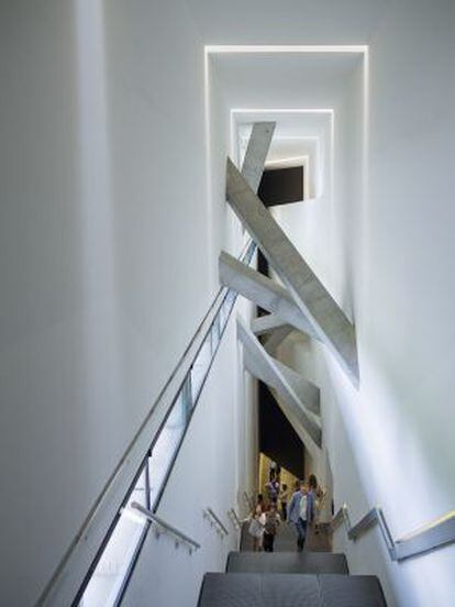 Escalera del Museo Judío de Berlín, obra del arquitecto Daniel Libeskind.