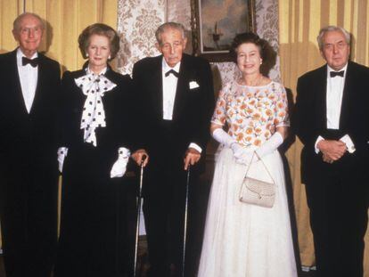 James Callaghan, Sir Alec Douglas-Home, Margaret Thatcher, Harold MacMillan, Harold Wilson y Edward Heath junto a la reina Isabel II, en 1985.