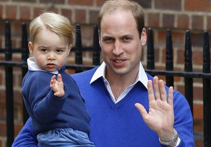 El príncipe Guillermo con su hijo Jorge a las puertas del hospital.