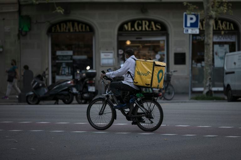 Un repartidor de Glovo en el centro de Barcelona.