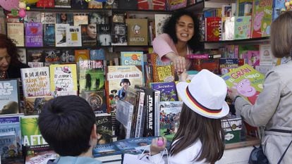 Dos niños en una caseta de la Feria del Libro de Madrid.