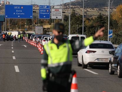 Agentes de Guardia Civil realizan un control en la AP-6, entre Castilla y León y Madrid, este viernes.