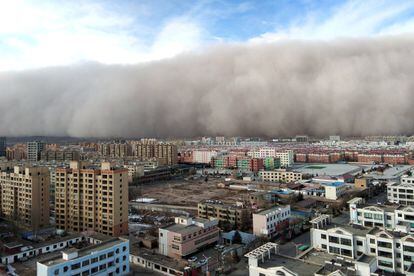 Una tormenta de arena se abate el pasado domingo sobre la ciudad de Zhangye (China).