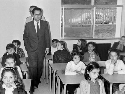 Juan Antonio Ortega Díaz-Ambrona inaugura un colegio en Santiago de Compostela en 1980.  