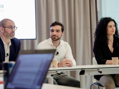 Unai Ansejo (consejero delegado de Indexa Capital), con gafas, junto con otros autores del estudio.