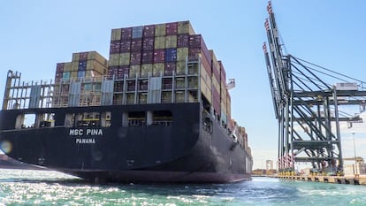 Un buque portacontenedores en el Puerto de Valencia.