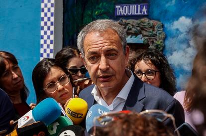 Former Prime Minister José Luis Rodríguez Zapatero, this Wednesday in the El Cabañal neighborhood of Valencia.