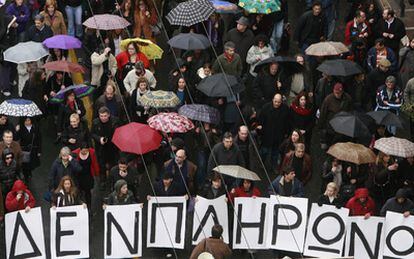 Panorámica de una manifestación que ha reunido a unas 6.000 personas, según los sindicatos, contra los recortes del Gobierno griego.