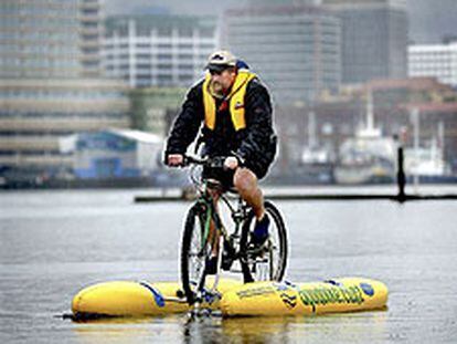 Bicicleta con dos flotadores para pasear sobre el agua