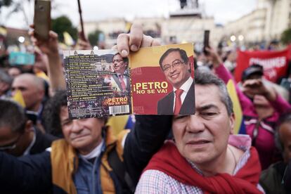 Un hombre muestra un disco con canciones a favor del presidente durante la concentración frente a la Casa de Nariño.