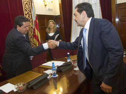 Francisco Martínez (derecha) saluda al presidente de la Diputación de Castellón, Javier Moliner, durante su renuncia como diputado.