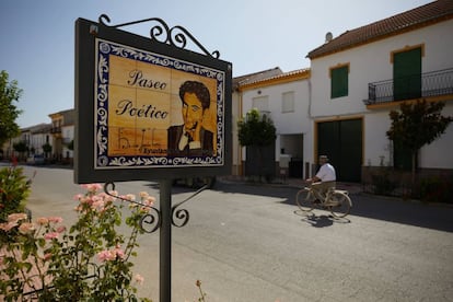 Calle en la localidad granadina de Valderrubio.