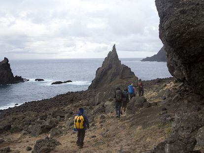 Un grupo de visitantes recorre la costa de la remota isla de Selkirk.