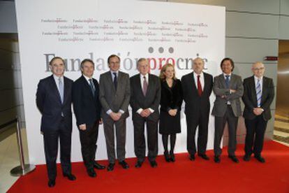 Miembros del patronato de la Fundación Pro CNIC junto al ministro de Sanidad Alfonso Alonso y el doctor Valentín Fuster.