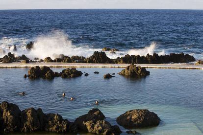Bañistas en las piscinas naturales de Porto Moniz, en Madeira (Portugal).
