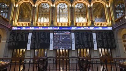 Valores del Ibex 35, en el Palacio de la Bolsa, este viernes en Madrid.