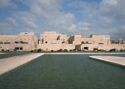 Se trata de un gran sistema arquitectónico, de volumen predominantemente horizontal de 400 metros de largo, ubicado entre la Torre de Belém, en Lisboa, y el tejido urbano junto al río Tajo. |