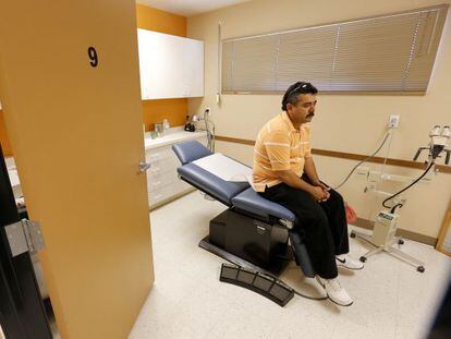 Un paciente espera a su m&eacute;dico en un hospital de Phoenix, Arizona. 