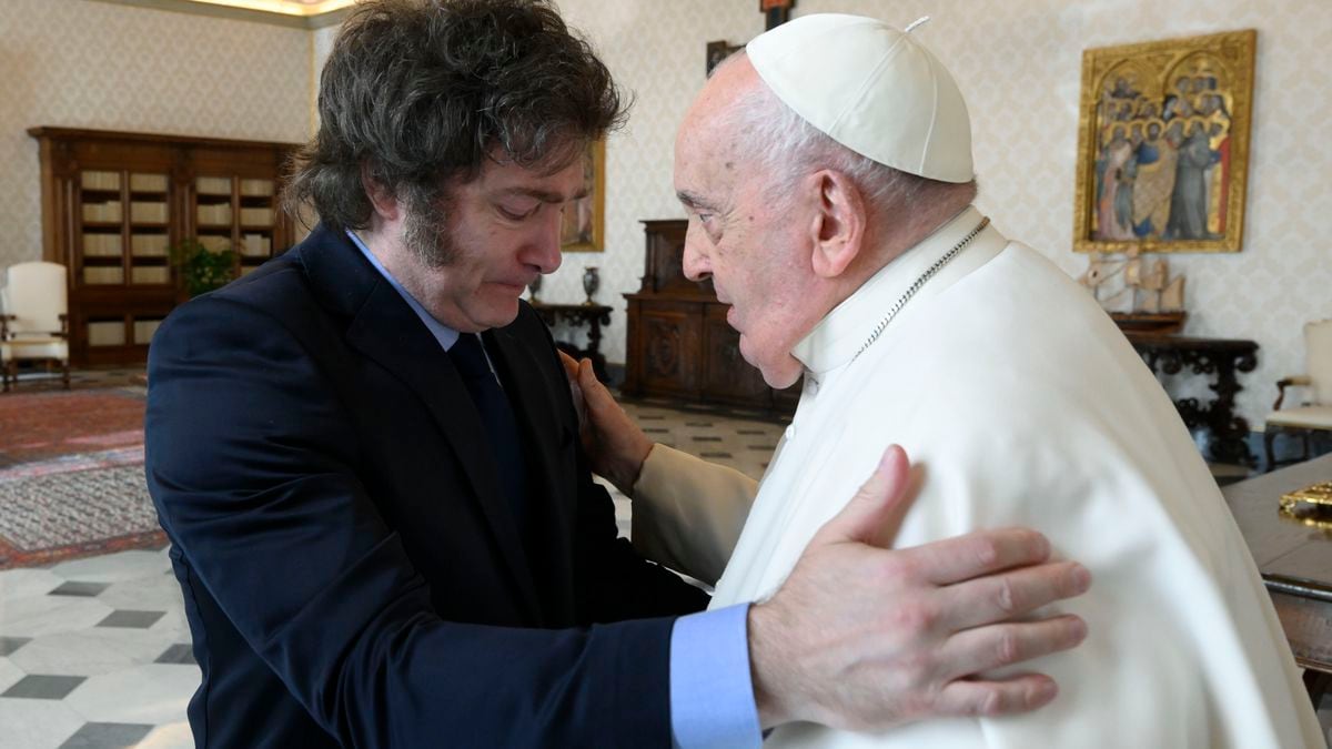 El Papa hace un gesto a Milei al recibirlo durante una hora en el Vaticano  | Internacional | EL PAÍS