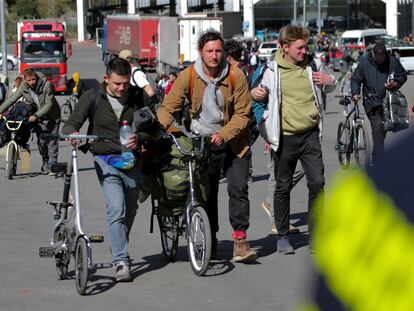 Un grupo de hombres rusos cruzando la frontera con Georgia.