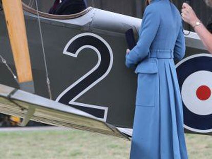 Catalina de Cambridge y su marido, el príncipe Guillermo de Inglaterra, en el centro de aviación de Omaka, Wellington, Nueva Zelanda.