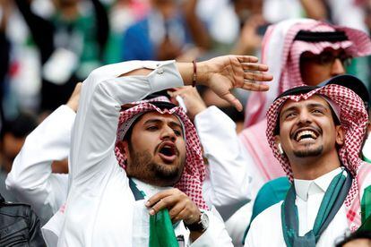 Aficionados de Arabia Saudí esperan antes del inicio del partido inaugural del Mundial de Rusia 2018.