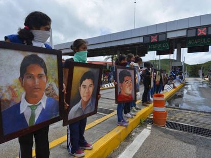 Familiares de los 43 protestan en un peaje de Guerrero. 