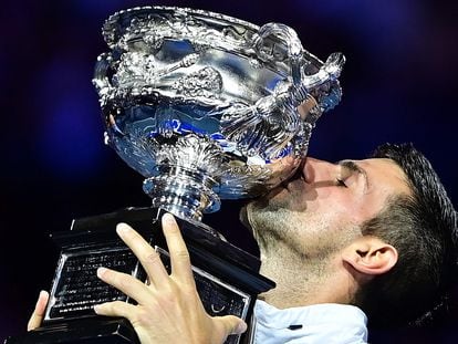 Djokovic besa el trofeo de campeón, este domingo en la Rod Laver Arena de Melbourne.