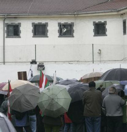 Familiares de presos de ETA se concentran frente a la cárcel de Martutene.