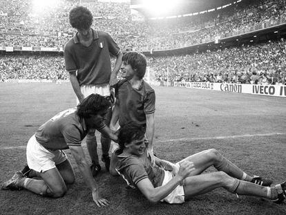 El italiano Tardelli, en el suelo, es felicitado por su compañeros tras un gol en la final del Mundial 82 contra Alemania Federal en el Bernabéu.