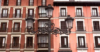 Fachada de un edificio de viviendas en la calle Bailén en Madrid.