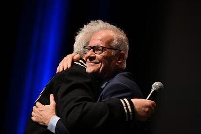 Pedro Almodóvar y el Delegado General de Cannes, Thierry Frémaux, se abrazan este miércoles en la presentación de Strange Way of Life.
