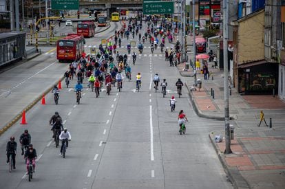 Cientos de personas pedalean en 2020 por una ciclovía de Bogotá, una calle que se cierra al tráfico de coches los domingos y festivos.