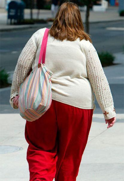 Una mujer obesa pasea por una calle de Washington.