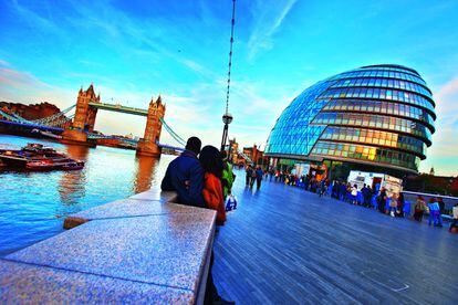 El mítico Tower Bridge sobre el Támesis y el distintivo globo de cristal del City, del arquitecto Norman Foster.